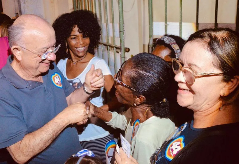 José Ronaldo anuncia creche e ampliação da rede de saúde durante caminhada no bairro Tomba