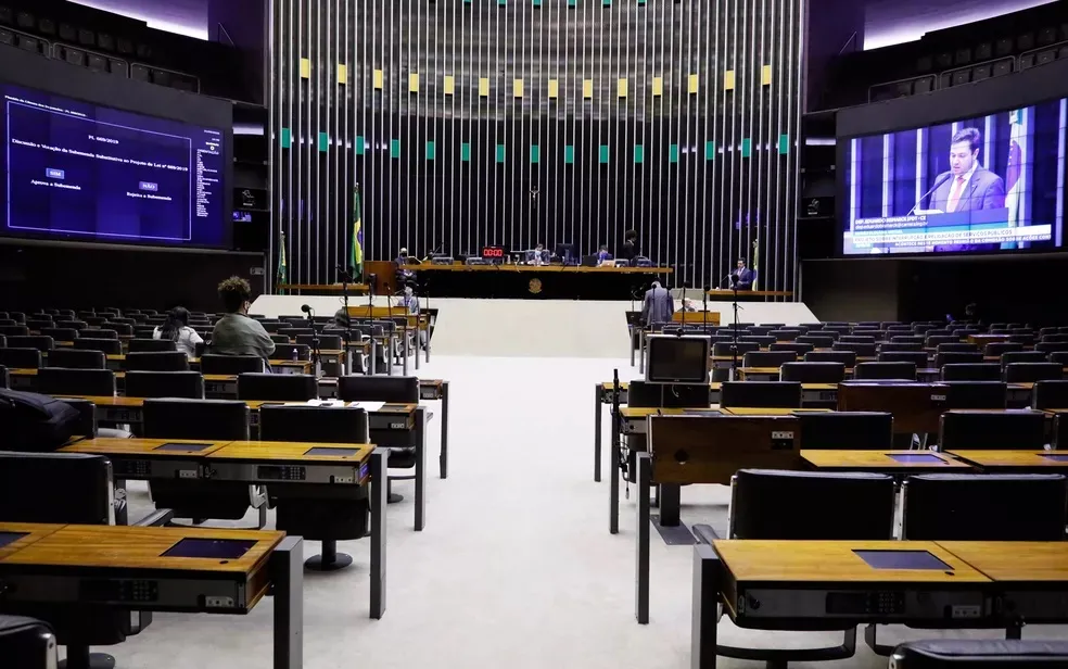 Congresso coloca projetos em "banho-maria" e empurra votações para depois das eleições