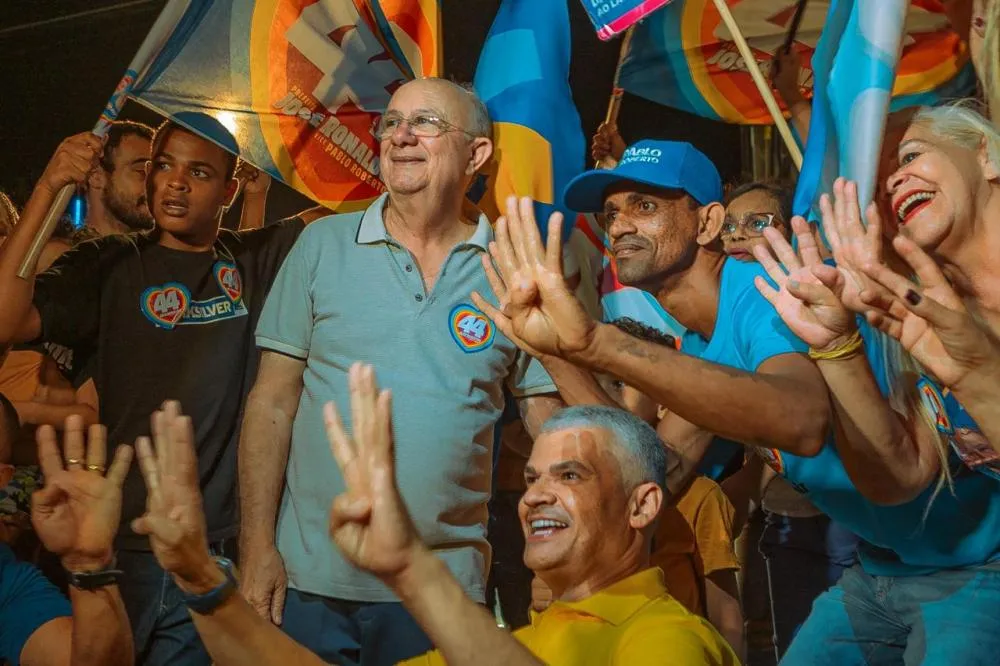 José Ronaldo anuncia “corujão” para acabar fila de exames durante caminhada no Feira IX