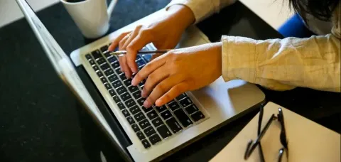 Mulheres ganham 20% menos do que homens em mais de 50 mil empresas