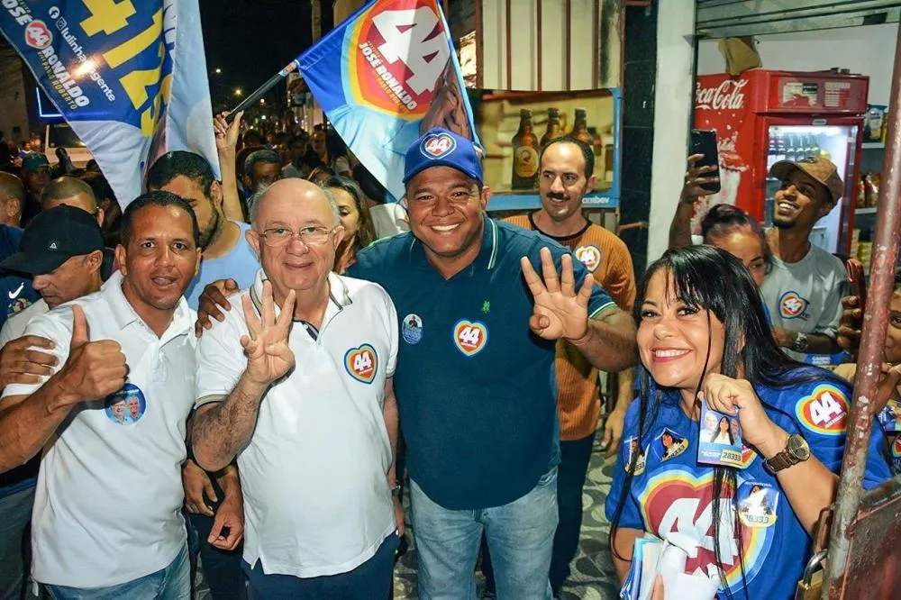 José Ronaldo assume compromisso de resolver alagamentos no bairro Campo Limpo
