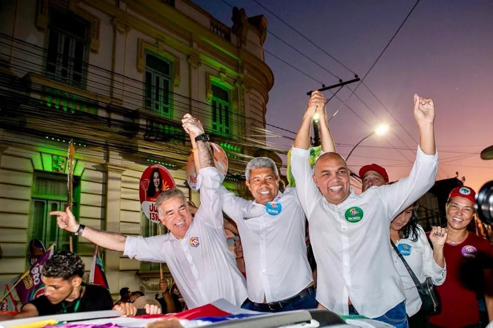 ”Rua e pesquisa confirmam: o povo quer mudança em Feira”, afirma Jerônimo, em caminhada com Zé Neto e Sandro Nazireu