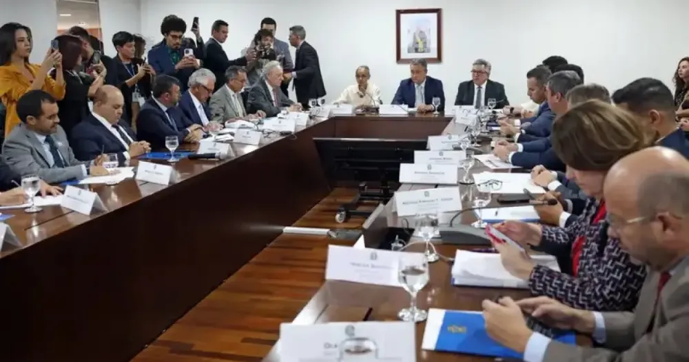 Rui Costa reúne governadores, ouve críticas ao governo e diz que incêndios têm relação com crime organizado