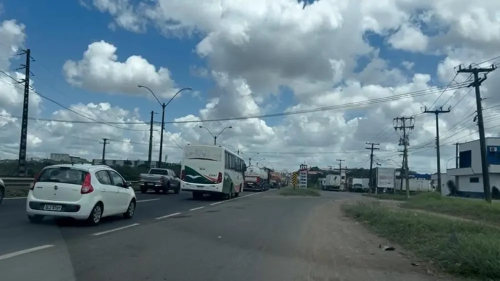 Engarrafamentos diários na BR-324 são causados por tráfego de veículos pesados