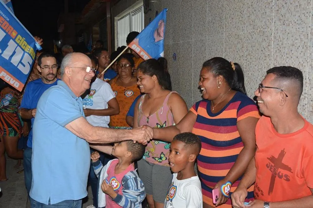 José Ronaldo assume compromisso de pavimentar mais ruas durante caminhada no bairro Aviário
