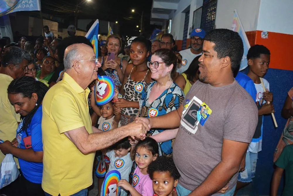 José Ronaldo realiza caminhada no Caseb e promete continuidade nas obras de pavimentação