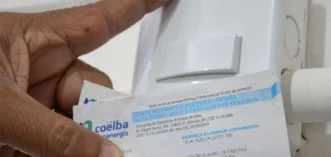 Outubro começa com conta de luz na bandeira vermelha e patamar máximo