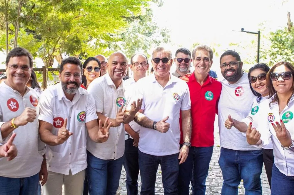 Ao lado do vice, familiares e apoiadores, Zé Neto vota confiante na vitória: “temos tudo pra vencer”