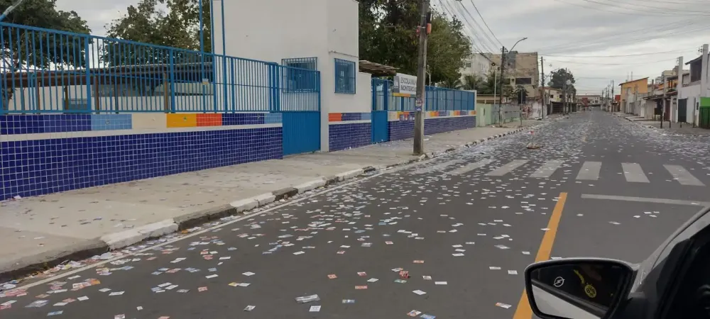 Equipes de limpeza recolhem santinhos nas ruas no dia de eleição