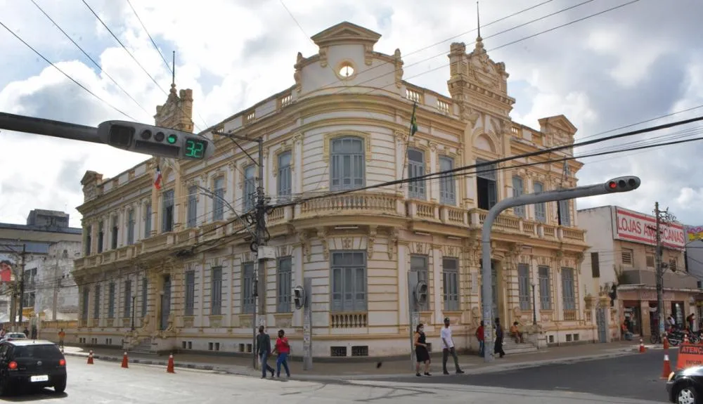 Prefeitura retifica edital de concurso e aumenta salários para a enfermagem