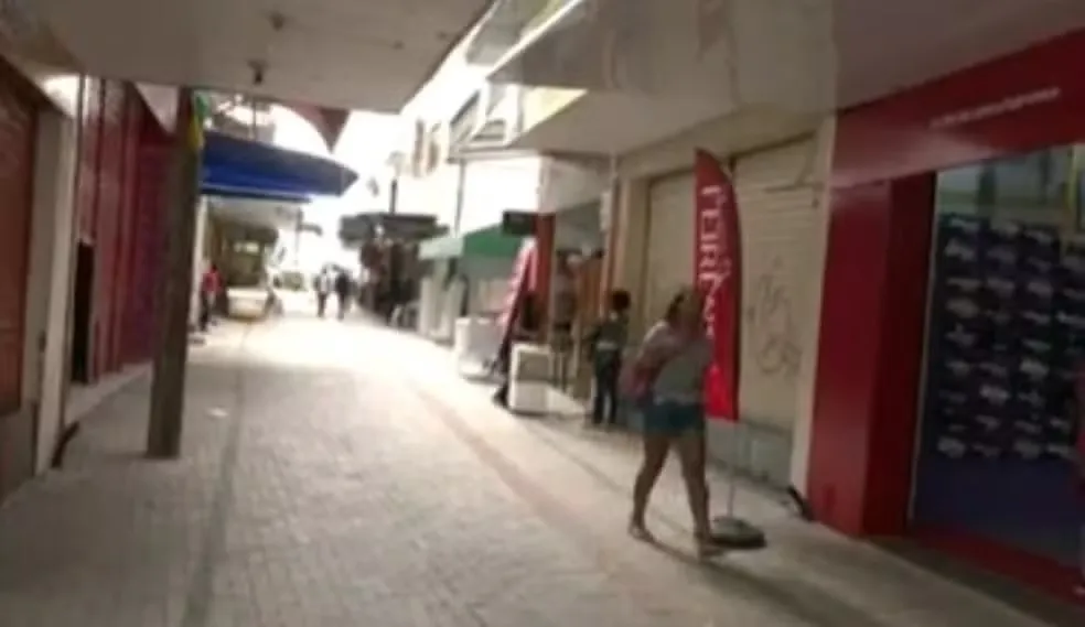 Homem é baleado no centro de Feira de Santana; vendedora de verduras foi atingida por bala perdida