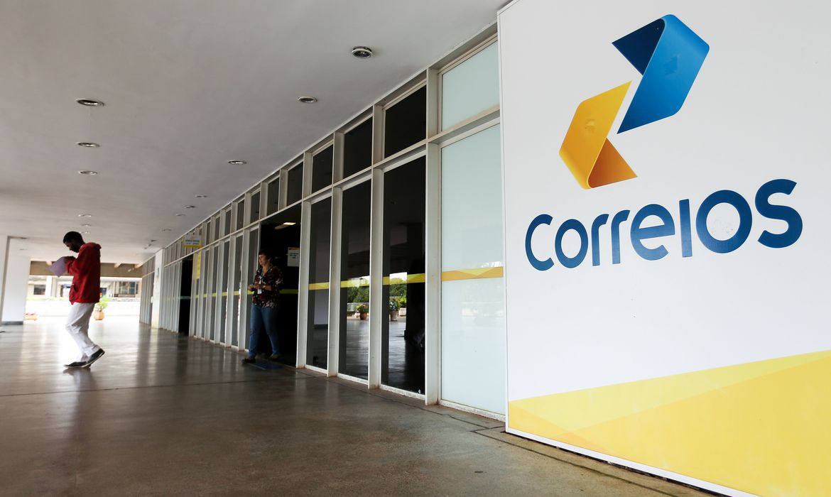 Funcionários dos Correios entram em greve em todo o país