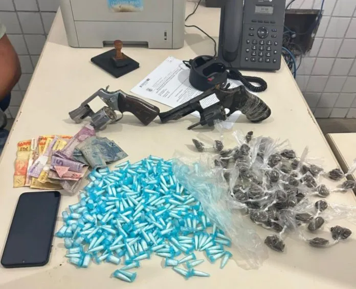 Forças da segurança alcançam 93 integrantes de facções e descapitalizam grupos com cinco fuzis e 1,5 tonelada de drogas apreendidos