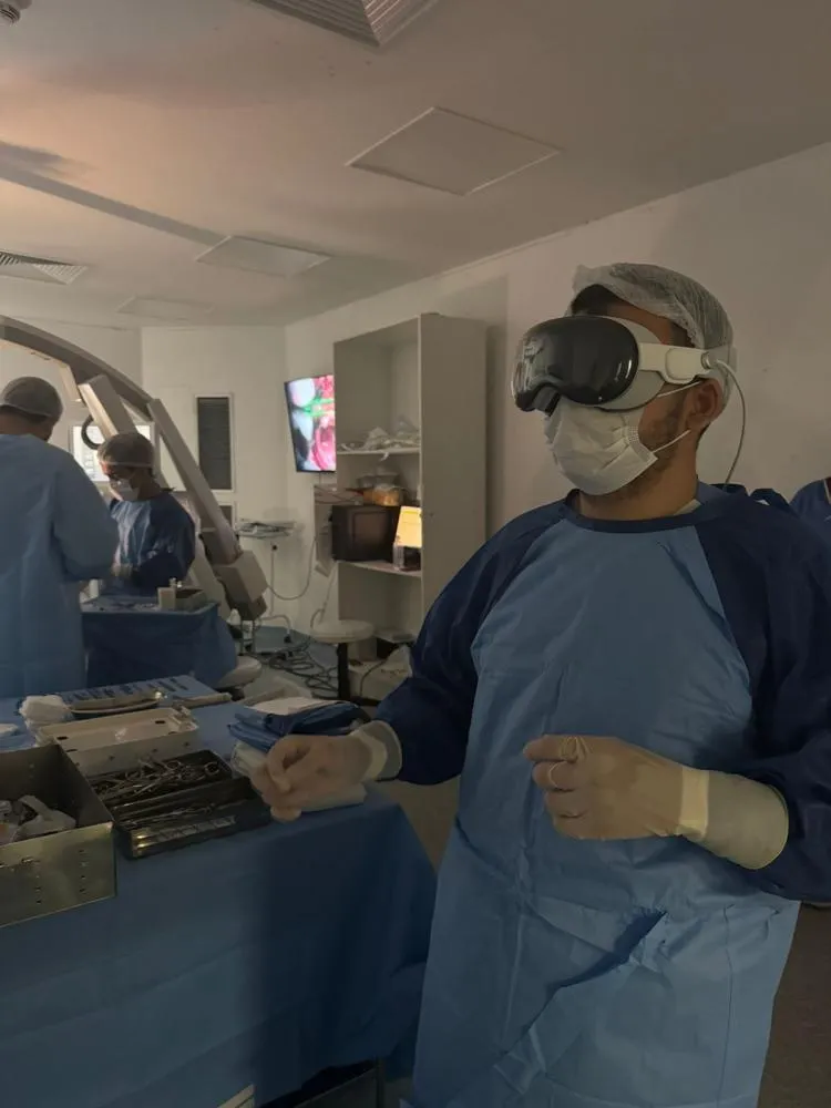 Pioneiro no Brasil: Equipe do Clériston Andrade é a primeira no Brasil a usar óculos de realidade virtual da Apple em neurocirurgias