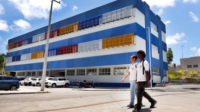 Bahia reduz em mais de 50% a taxa de abandono escolar