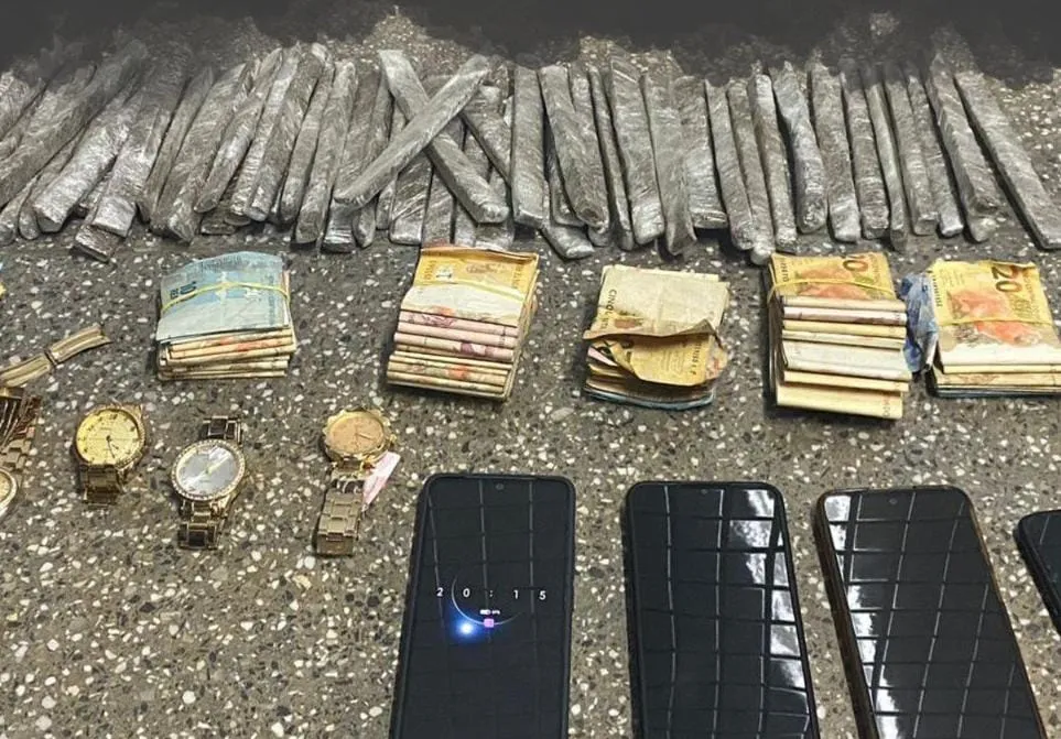 Jônatan foi preso com dinheiro, celulares e diversas porções de entorpecentes - Foto: Divulgação / SSP-BA