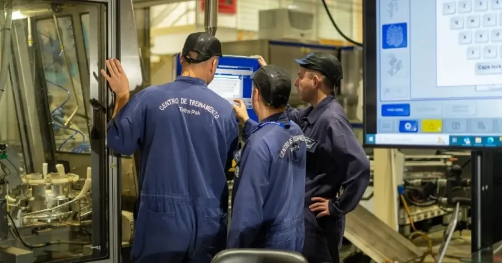 Desocupação cai a 6,4% no último trimestre e IBGE registra novo recorde de trabalhadores com carteira assinada