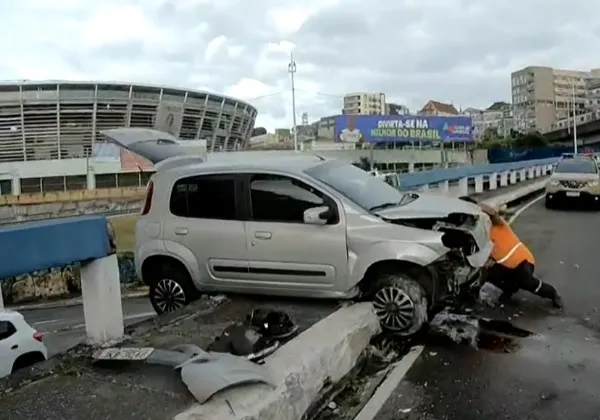 Carro fica pendurado em viaduto no Bonocô após motorista perder controle da direção