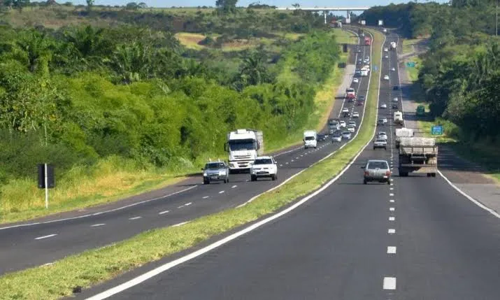 Pagamento de pedágio na esburacada BR 324