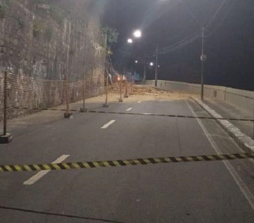 Parte de casarão cai em Salvador e via fica interditada; veja