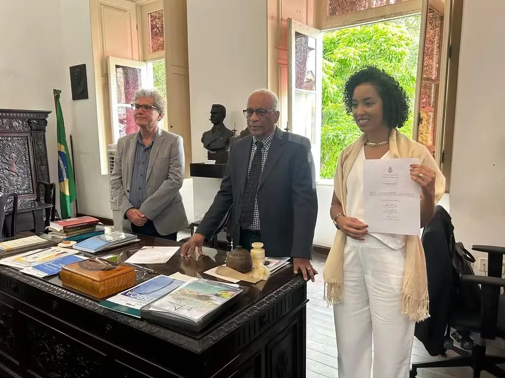 Professora impedida de assumir vaga por cota em concurso de universidade na Bahia toma posse após determinação da Justiça