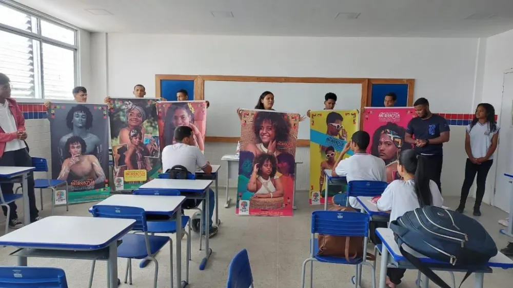 Professora de escola estadual que acertou tema da redação do Enem viraliza nas redes