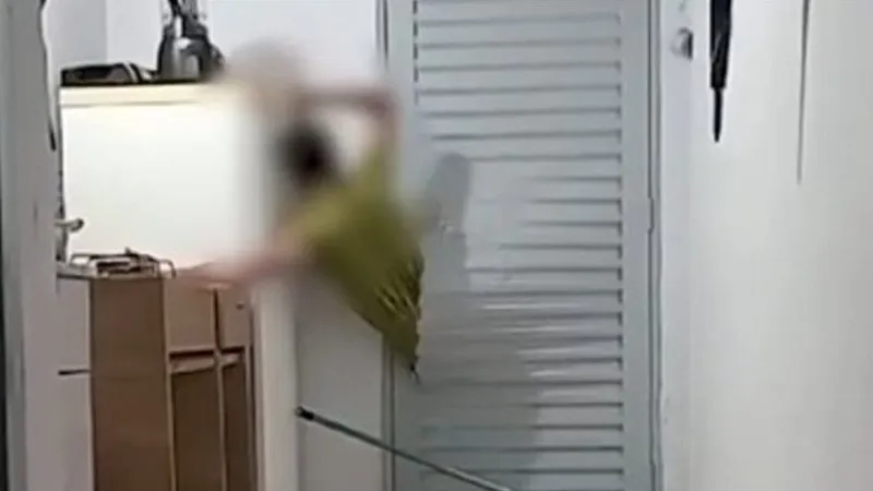 Homem tenta invadir casa de ex e fica preso em porta; veja vídeo