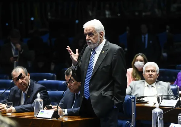 “Jornada 6×1 realmente é massacrante”, diz Jaques Wagner sobre PEC da escala