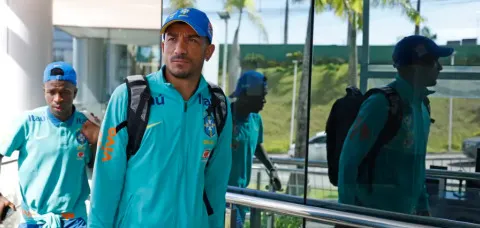 Seleção desembarca em Salvador para jogo contra o Uruguai
