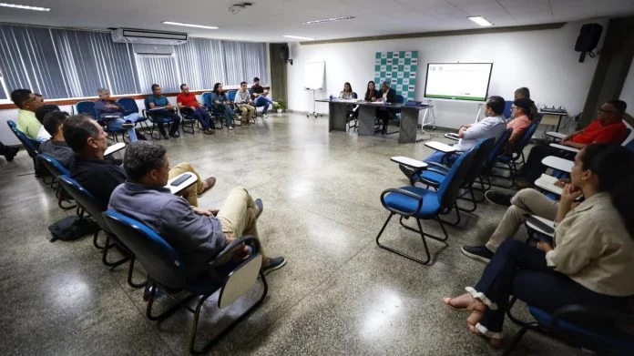 Jerônimo Rodrigues dialoga com futuros gestores de agroindústrias familiares baianas durante curso de capacitação da SDR