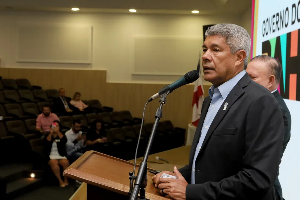 Governador lamenta morte de jovem após deslizamentos de terra em Salvador; prefeito visitou local da ocorrência