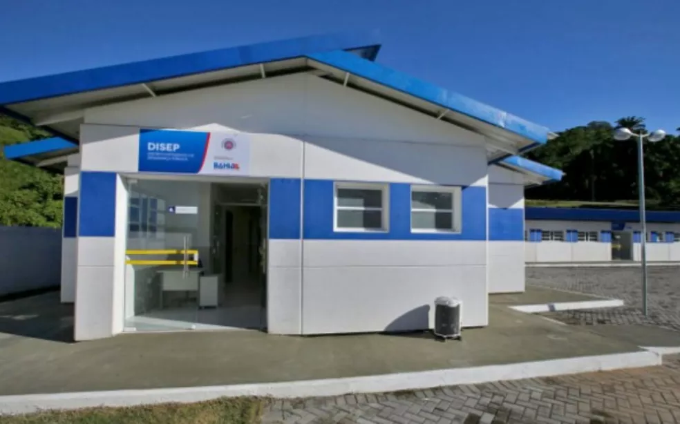 Mulher é morta a tiros após homens encapuzados invadirem casa no Recôncavo da Bahia