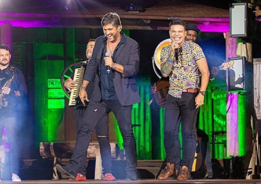 Tierry comemora gravação de DVD em Goiânia junto com amigos da música