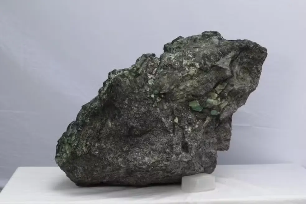 Esmeralda de 69 kg avaliada em R$ 1 bilhão será leiloada em Salvador; pedra foi encontrada na “capital das esmeraldas”