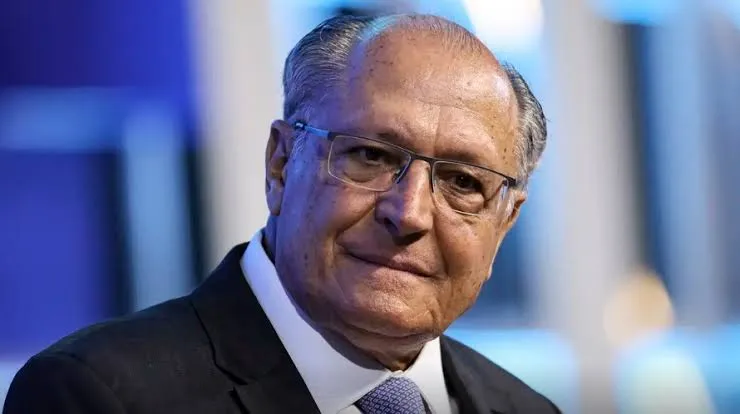 Alckmin assume funções presidenciais nesta terça, enquanto Lula se recupera de cirurgia