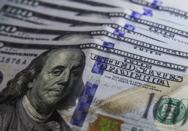 Dólar recua com otimismo do mercado por tramitação do pacote fiscal no Congresso