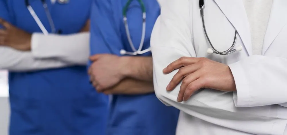 Onda de picaretagens na saúde expõe impactos da explosão no número de escolas de medicina