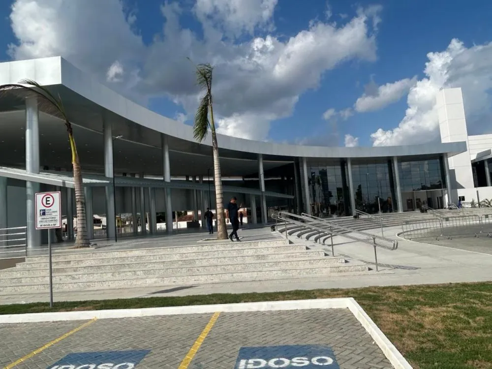 Jerônimo realiza visita técnica guiada às instalações do novo Teatro e Centro de Convenções de Feira de Santana