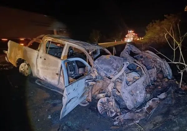 Carro e caminhonete pegam fogo após batida, e 2 pessoas morrem carbonizadas no sudoeste da Bahia