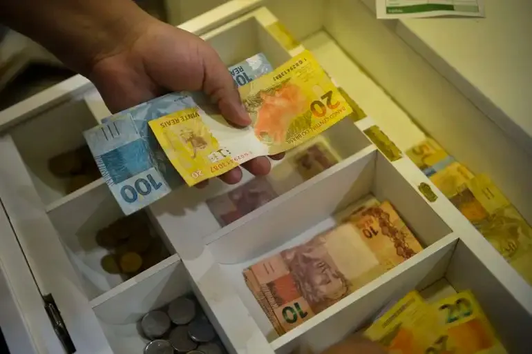 Salário mínimo é elevado para R$ 1.518 em 2025
