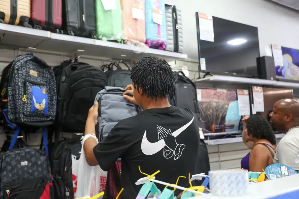 Famílias adotam estratégias para economizar com material escolar