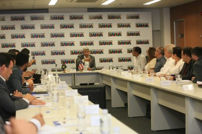 Governador anuncia ações emergenciais e programa de investimentos em reuniões com novos prefeitos