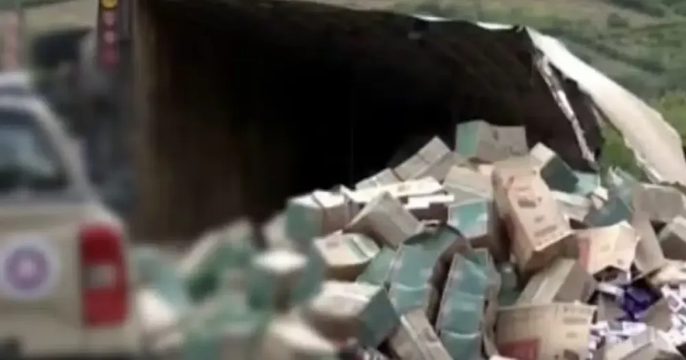 Caminhão com 500 mil maços de cigarros irregulares tomba na BA-262; veículo foi interceptado pela PRE