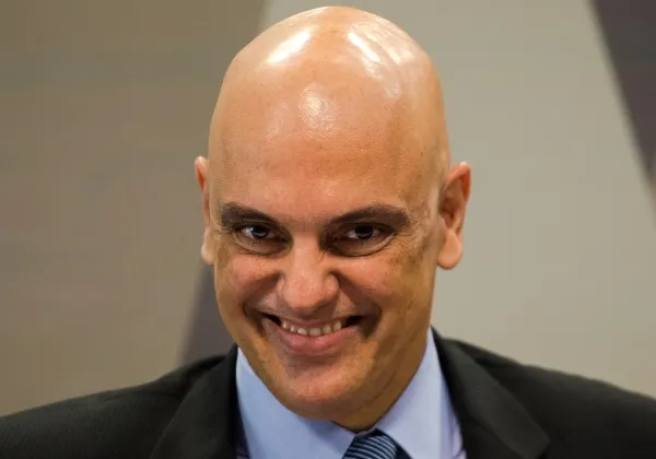 Citando possível fuga, Alexandre de Moraes nega devolver passaporte de Jair Bolsonaro