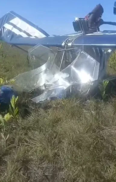 Dois homens ficam feridos após ultraleve cair em área de mata no extremo sul da Bahia