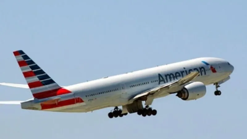 Avião com 64 pessoas e helicóptero militar com três soldados colidem no ar nos EUA