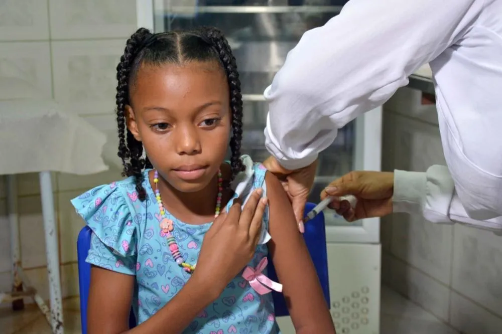 Ação nos distritos registra 181 pessoas vacinadas contra dengue; números ainda estão abaixo da meta