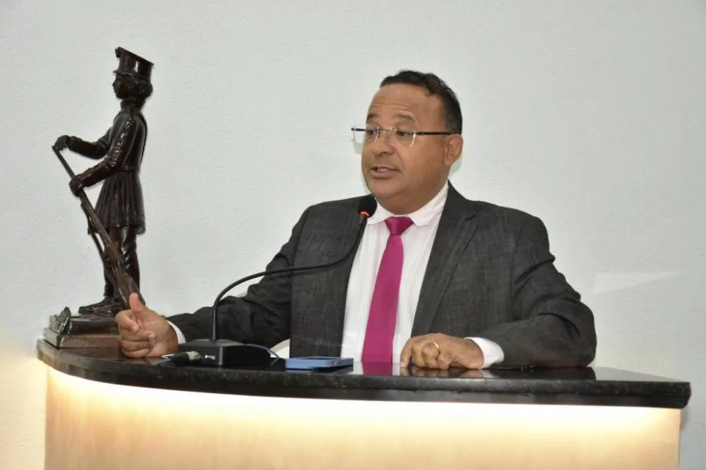 Estudantes deixam de frequentar aulas noturnas por causa da escassez de ônibus, diz vereador 