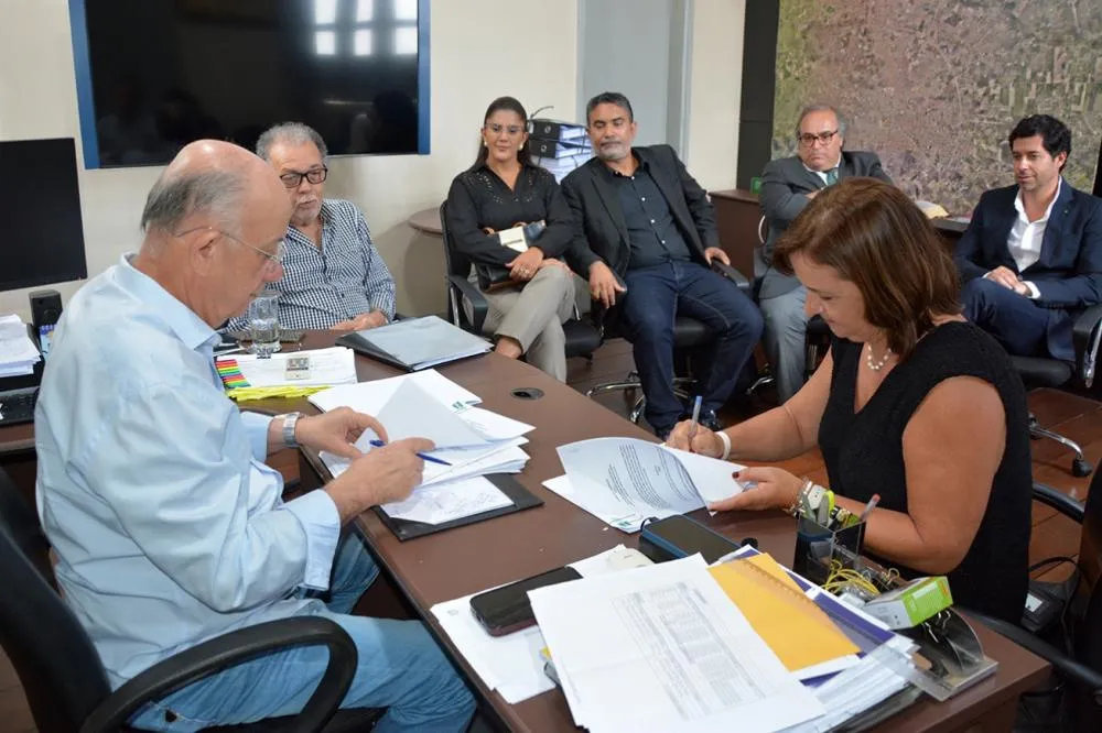 Prefeito recebe diretoria de instituição portuguesa para firmar convênio de cooperação internacional