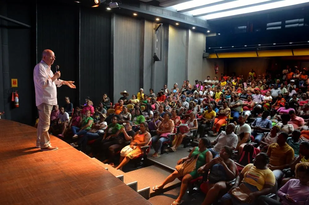 José Ronaldo autoriza licitação para fornecer barracas para feirantes da Marechal e Bernardino Bahia